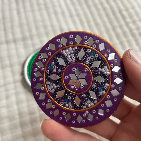 cute compact mirror - Picture 2 of 3